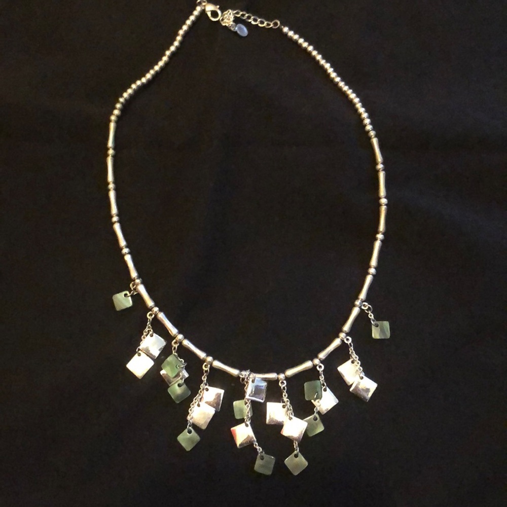 🎉HP🎉🆕🌿Green and Silver Dangle Necklace🌿